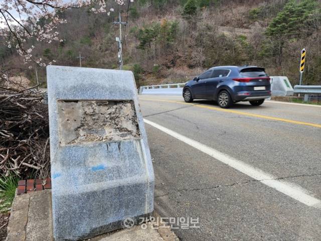 ▲ 삼척시 노곡면 일대 농촌 도로에서 교량의 제원과 명칭 등을 알려주는 구리 명판이 무더기로 도난당하는 사건이 발생해 경찰이 수사에 나섰다.