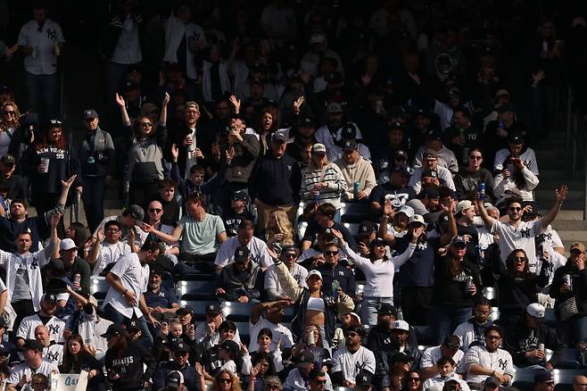 지난 3일(현지시간) 미국 뉴욕주 뉴욕에서 열린 뉴욕 양키스와 마이애미 말린스의 MLB 개막전 야구 경기 중 팬들이 환호하고 있다. 사진=EPA·연합뉴스