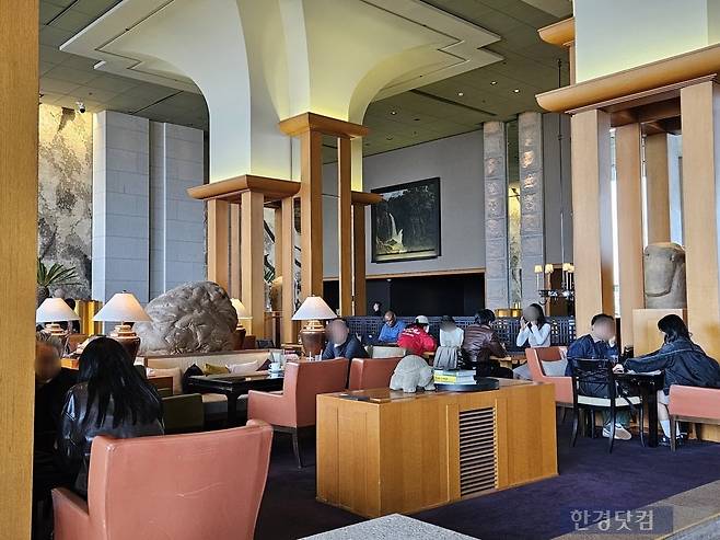 지난 3일 오후 5시경 서울 용산구 한남동 그랜드 하얏트 서울 로비에 사람들이 앉아있다. /사진=박수빈 기자