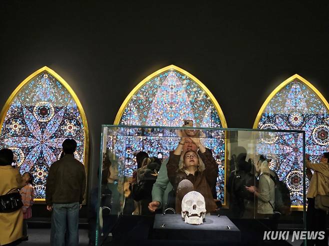 데미안 허스트, 신의 무한한 권능과 영광을 묵상하며, 2008, 금박을 입힌 캔버스에 나비와 가정용 유광 페인트, 삼면화, 좌/우: 280.3 x 183cm, 중간: 294.3 x 244cm, 개인 소장