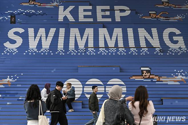 6일 서울 용산역 광장에서 ‘러브쿼터’ 프로그램을 찾은 팬들이 기념 촬영을 하고 있다.