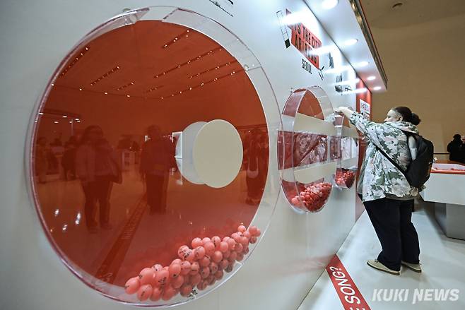 6일 서울 동대문구 동대문디자인플라자에서 열린 ‘DDP 아미마당’을 찾은 해외 팬이 체험 프로그램에 참여하고 있다.