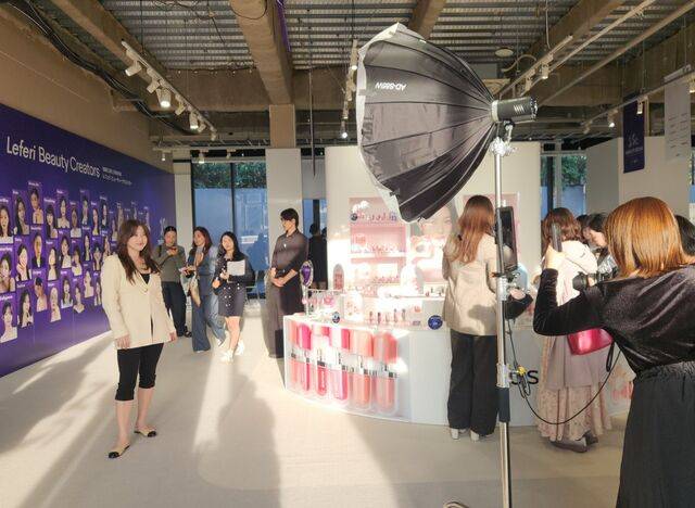 지난 3일 일본 도쿄 오모테산도에 있는 K뷰티 셀렉트 스토어에 많은 한·일 인플루언서들이 촬영을 하고 있다. K뷰티 셀렉트 스토어는 뷰티 크리에이터 비즈니스 그룹 레페리와 아마존 코리아가 함께 운영 중이다.