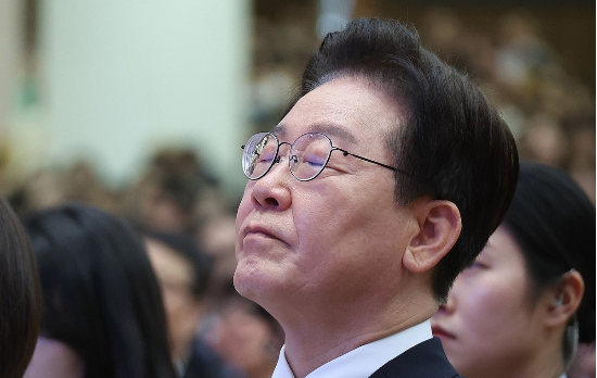 이재명 대통령이 5일 서울 여의도순복음교회에서 열린 부활절 연합예배에서 설교를 듣고 있다. (사진=연합뉴스)