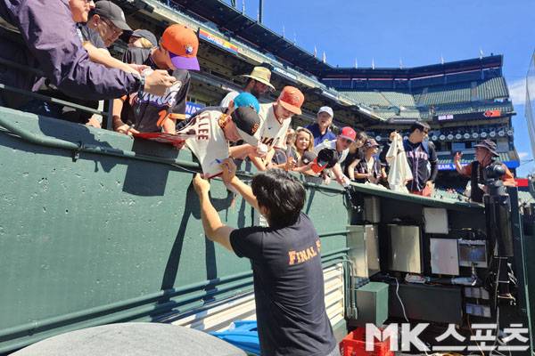 샌프란시스코의 이정후가 경기 전 팬들에게 사인을 해주고 있다. 사진(美 샌프란시스코)= 김재호 특파원