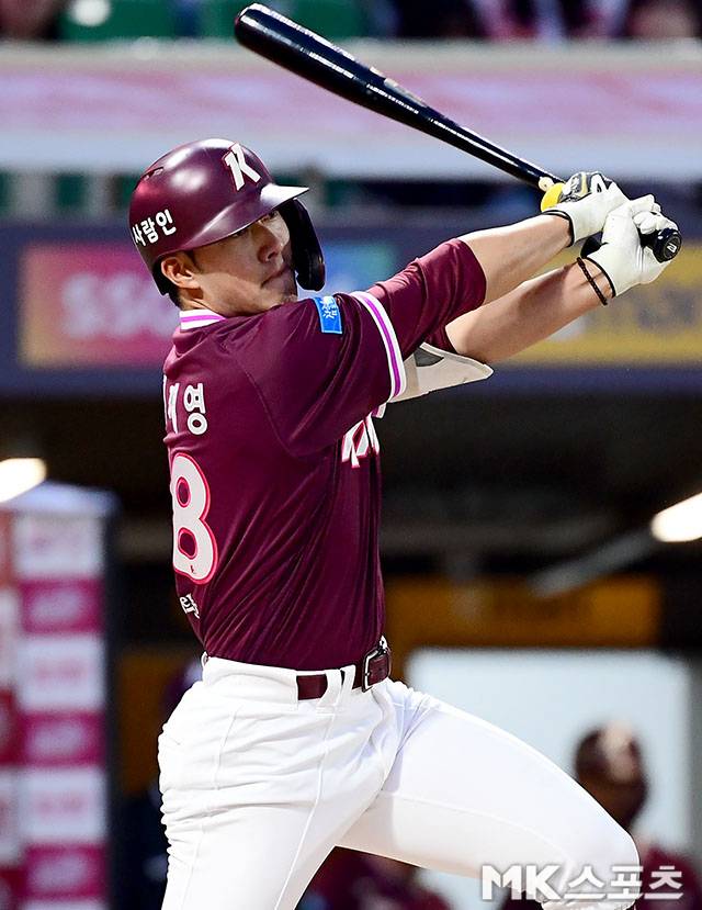 3월 31일 오후 인천 SSG랜더스필드에서 ‘2026 신한 SOL KBO 리그’ 키움 히어로즈와 SSG 랜더스 경기가 열렸다. 3회초 선두타자로 나온 키움 최재영이 우전안타를 치고 있다. 사진=김영구 기자