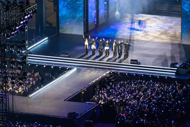 BTS(방탄소년단) 21일 서울 광화문광장에서 'BTS 컴백 라이브: 아리랑' 발매 기념 컴백 공연을 하고 있다./사진=뉴스1(빅히트 뮤직·넷플릭스 제공)