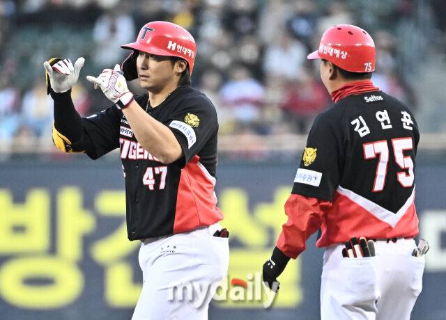 2일 오후 서울 잠실야구장에서 진행된 '2026 KBO리그' LG트윈스와 KIA타이거즈의 경기. KIA 나성범이 1회초 2사 1루서 안타를 친 뒤 환호하고 있다./마이데일리