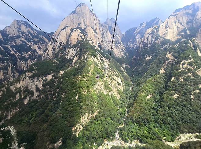 한때 한국인의 발길이 줄었다가 다시 늘고 있는 병마용의 서안(시안),. 사진은 태백산과 함께 시안 주변 중국내륙의 투톱인 화산.