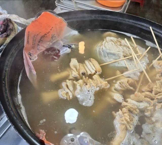 ▲축제먹거리 코너의 오뎅국물에 포장순대를 조리중인 장면. ⓒSNS(Thread)