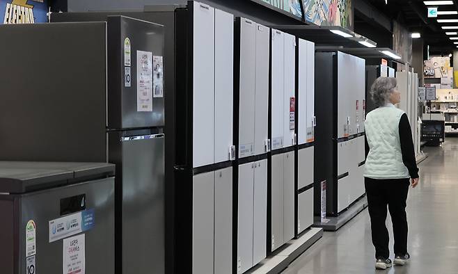 지난 3일 서울 시내 대형마트 가전제품 판매대 모습. 연합뉴스