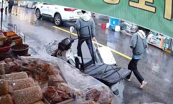 지난달 18일, 20대 딸 부부가 50대 어머니의 시신이 담긴 캐리어를 끌고 중구 주거지에서 신천으로 이동하는 모습이 폐쇄회로(CC)TV에 포착됐다. 대구=연합뉴스