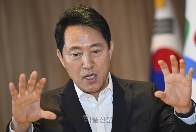 오세훈 서울시장이 6일 서울시청 집무실에서 서울신문과 인터뷰 하고 있다. 이지훈 기자