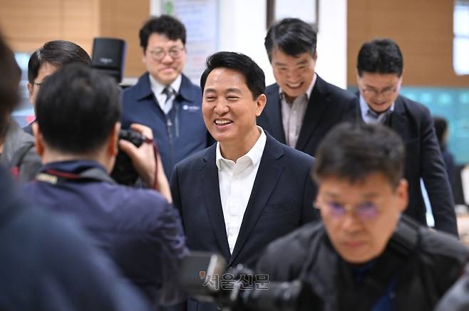 오세훈 서울시장이 6일 서울 성동구 서울교통공사 제2관제센터를 찾아 ‘무선통신 기반 열차제어시스템(CBTC)’ 도입 준비 상황을 점검하고 있다. 도준석 전문기자