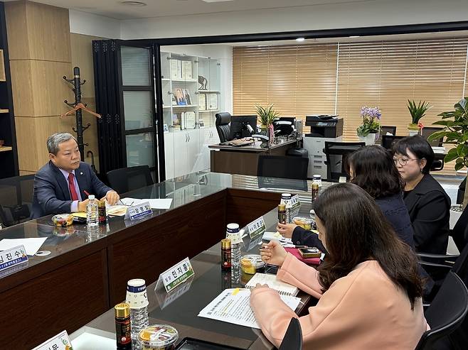 장명철(왼쪽) 신당1·2·3동새마을금고 이사장이 3일 서울 중구 신당1·2·3동새마을금고 신당동점에서 신당·약수·청구동 동장들과 취약계층 지원사업을 논의하고 있다. 도혜원 기자