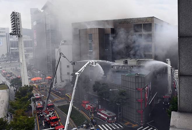 2019년 9월 22일 화재가 발생한 서울 중구 제일평화시장에서 소방대원들이 진화작업을 벌이고 있다. 오승현 기자