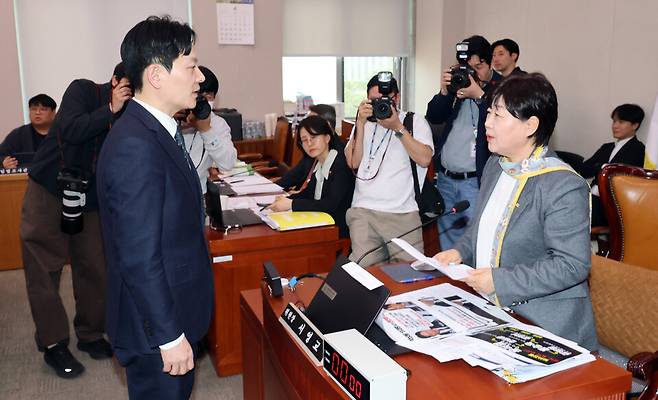 대북송금 사건을 수사했던 박상용 인천지방검찰청 부부장검사가 3일 국회에서 열린 '윤석열정권 정치검찰조작기소 의혹사건 진상규명' 국정조사특별위원회 전체회의에서 서영교 위원장에게 증인선서 거부 소명서를 제출한 뒤 언쟁을 벌이고 있다. ⓒ연합뉴스