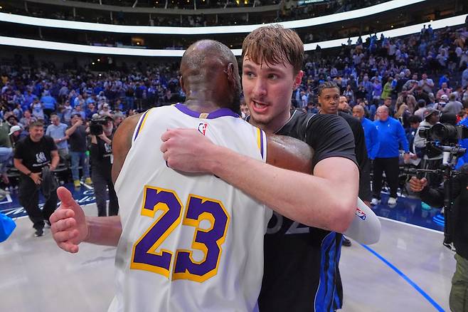 쿠퍼 플래그(오른쪽)가 6일 미국 텍사스주 댈러스의 아메리칸 에어라인스 센터에서 열린 LA 레이커스와 2025~2026 미국프로농구 정규리그 홈경기에서 승리한 뒤 르브론 제임스와 포옹하고 있다. 댈러스 | AP연합뉴스