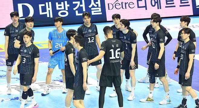 현대캐피탈 선수들이난 4일 인천 계양체육관에서 열린 대한항공과 프로배구 2025~2026 V리그 남자부 챔피언결정전 2차전에서 패한 뒤 아쉬워하고 있다. 연합뉴스