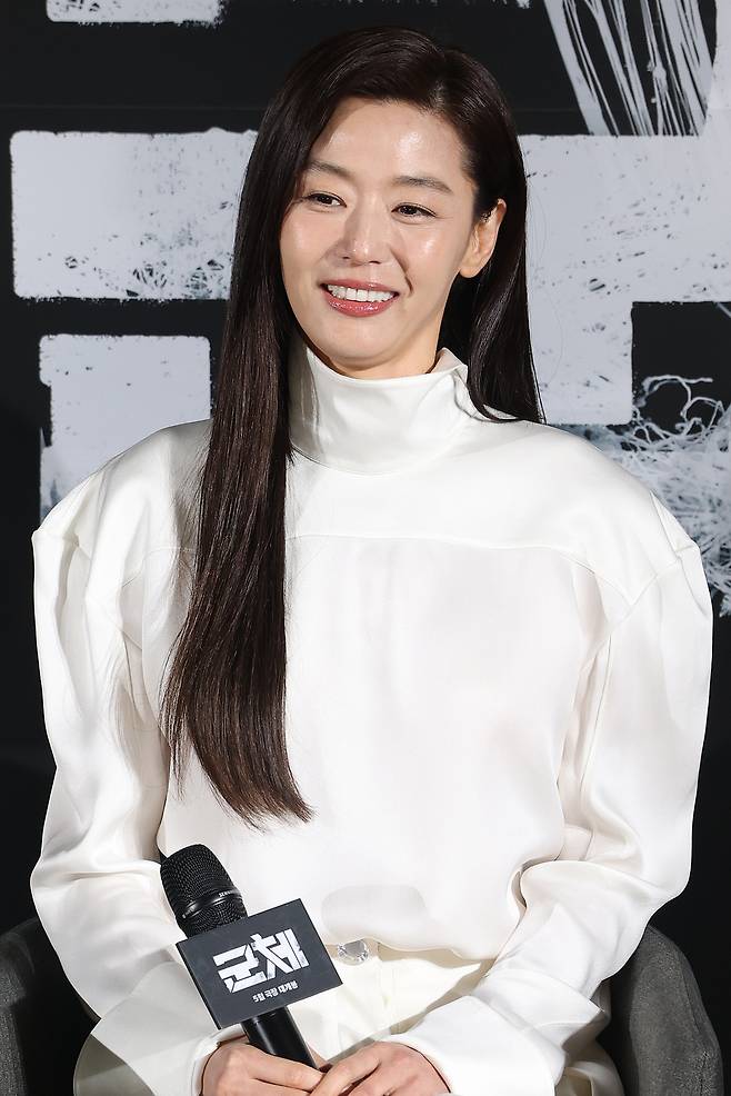 배우 전지현이 6일 서울 용산구 CGV용산아이파크몰에서 열린 영화 ‘군체’ 제작보고회에서 취재진의 질문을 듣고 있다. 연합뉴스