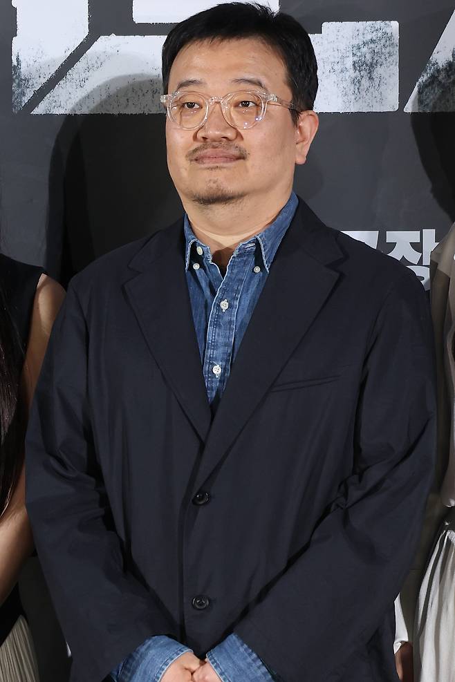 6일 서울 용산구 CGV용산아이파크몰에서 열린 영화 ‘군체’ 제작보고회에서 연상호 감독이 포즈를 취하고 있다. 연합뉴스