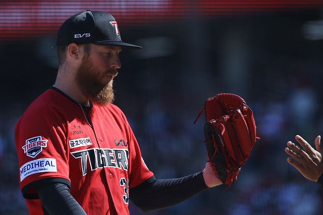 KIA 애덤 올러가 5일 광주 NC전 7이닝 무실점 역투 후 하이파이브하고 있다. KIA 타이거즈 제공