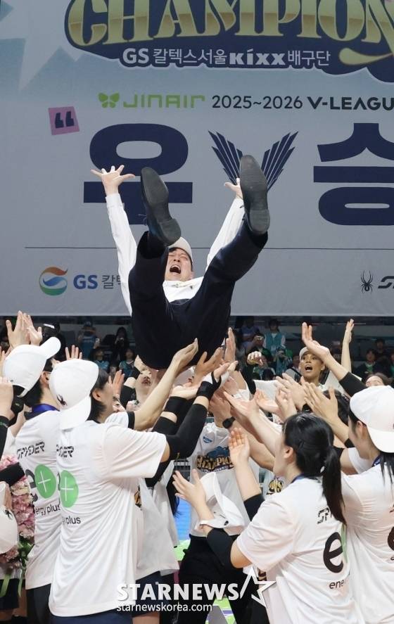 이영택(위) 감독이 선수들에게 헹가래를 받고 있다. /사진=김진경 대기자