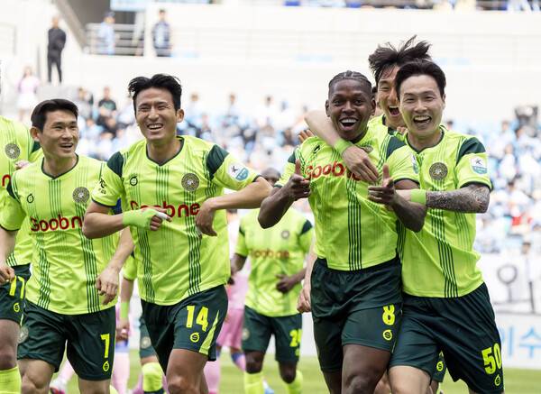 극적 동점' 김포FC, 대구 원정서 3-3 무승부...사진은 김포FC 디자우마가 선제골을 성공시키고 선수들과 함께 환호하는 모습.(사진제공=김포FC)