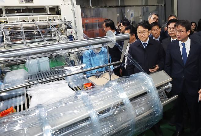 한병도 더불어민주당 원내대표가 지난 3월 27일 경기 광주시 한 플라스틱 제품 제조기업에서 열린 중동 상황 민생현안 긴급 대응 및 상생협력을 위한 현장간담회에서 공장을 둘러보고 있다. 연합뉴스