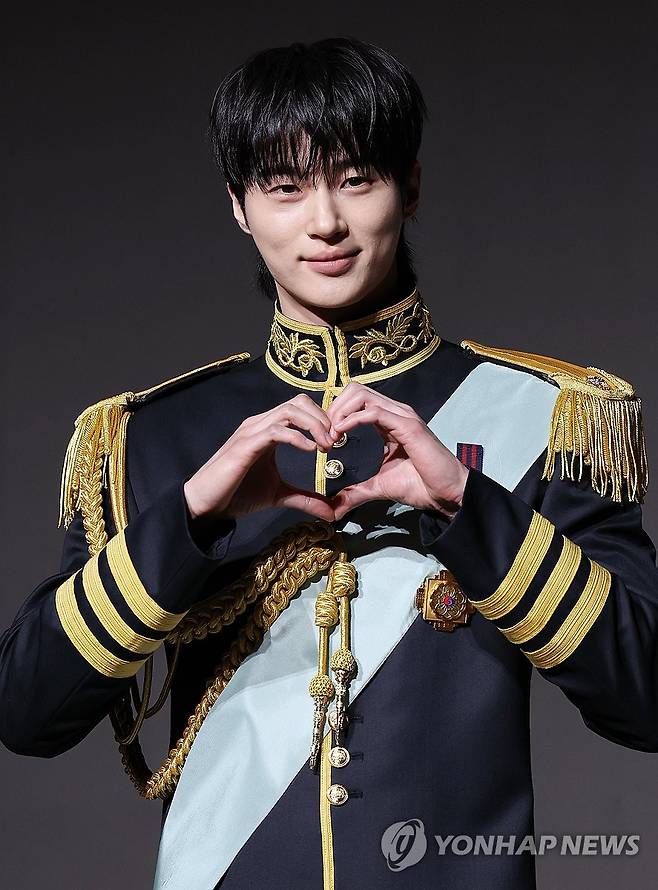 하트 만드는 변우석 (서울=연합뉴스) 이재희 기자 = 배우 변우석이 6일 서울 강남구 조선팰리스호텔에서 열린 MBC 드라마 '21세기 대군부인' 제작발표회에서 포즈를 취하고 있다. 2026.4.6 scape@yna.co.kr