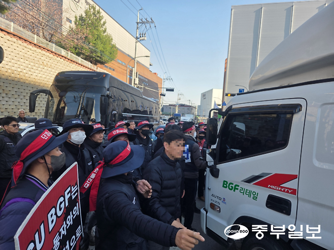7일 오후 용인시 처인구 BGF로지스 남사센터 앞에서 총파업 출정식을 진행한 민주노총 화물연대 서울경기지역본부 조합원 등이 BGF리테일 측 화물차량 앞에서 항의하고 있다. 최진규기자