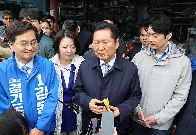 정청래(왼쪽 세 번째) 더불어민주당 대표와 (왼쪽부터)김동연·추미애·한준호 경기지사 예비후보가 6일 수원시 팔달구 못골시장을 방문한 뒤 백브리핑을 하고 있다. 김태완기자 lift@kihoilbo.co.kr