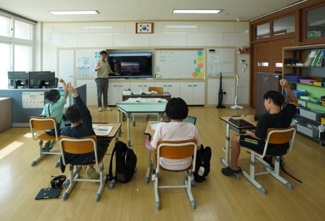 대구 군위군 한 초등학교에서 학생들이 수업을 듣고 있다. 매일신문 DB