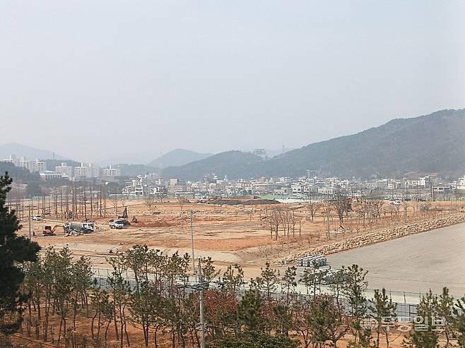 2026여수세계섬박람회가 열리는 여수시 돌산읍 진모지구 주행사장 공사 현장. 실외정원 나무식재 및 도로경계선, 전기통신 등 기반 인프라 구축공사가 한창이다. 주행사장은 7월말까지 시설공사를 마무리지을 예정이다.<무등일보>