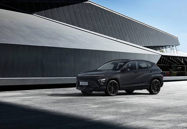 전용 블랙 휠이 새롭게 적용된 '2027 코나'의 블랙 익스테리어 외관./현대자동차