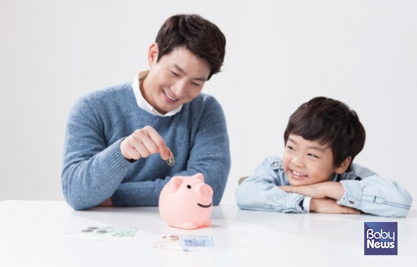 국세청에 따르면 「아동수당법」에 따라 국가 또는 지방자치단체로부터 수급 아동의 계좌로 지급받은 아동수당(부모급여 포함)은 「상속세 및 증여세법」 제46조에 따라 비과세되는 증여재산에 해당한다. ⓒ베이비뉴스