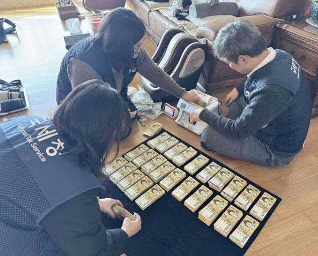 국세청이 고액 상습체납자 수색 현장에서 압류한 현금. (사진=국세청)