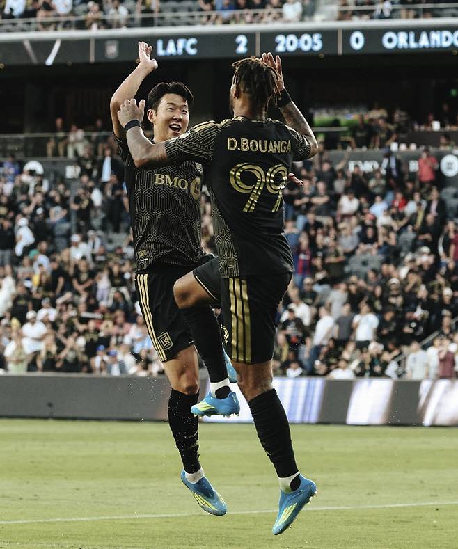 팀동료 드니 부앙가와 하이파이브를 나누는 손흥민. 사진=LAFC 구단 공식 SNS