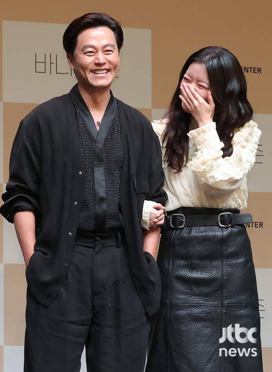 7일 오후 서울 강서구 LG 아트센터에서 연극 '바냐 삼촌' 제작발표회가 열렸다. 손상규 연출, 배우 이서진, 고아성, 양종욱, 이화정, 김수현이 참석했다. 박세완 엔터뉴스팀 기자 park.sewan@jtbc.co.kr