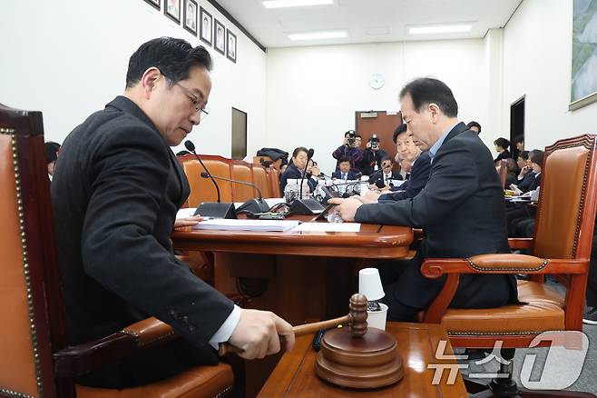 박수영 소위원장이 16일 서울 여의도 국회에서 열린 재정경제기획위원회 조세소위원회에서 의사봉을 두드리고 있다. 2026.3.16 ⓒ 뉴스1 신웅수 기자