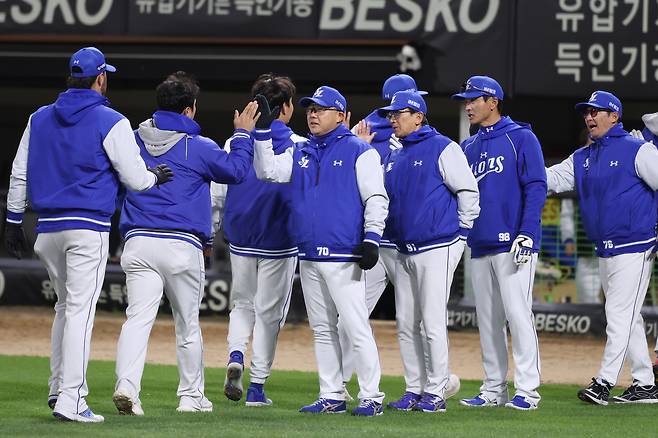 삼성 라이온즈 선수단이 7일 KIA 타이거즈전에서 승리한 뒤 자축하고 있다. (삼성 제공)