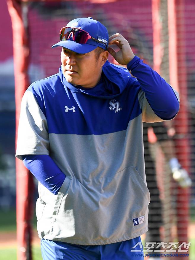 7일 광주 기아챔피언스필드에서 열린 KIA와 삼성의 경기. 삼성 최형우가 KIA 선수들과 인사를 나누고 있다. 광주=박재만 기자 pjm@sportschosun.com/2026.04.07/