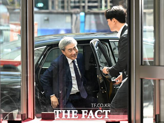 신현송 한국은행 총재 후보자가 지난달 31일 오전 서울 중구 한화금융플라자에 마련된 인사청문회 준비 사무실에 도착해 차량에서 내리고 있다. /이새롬 기자
