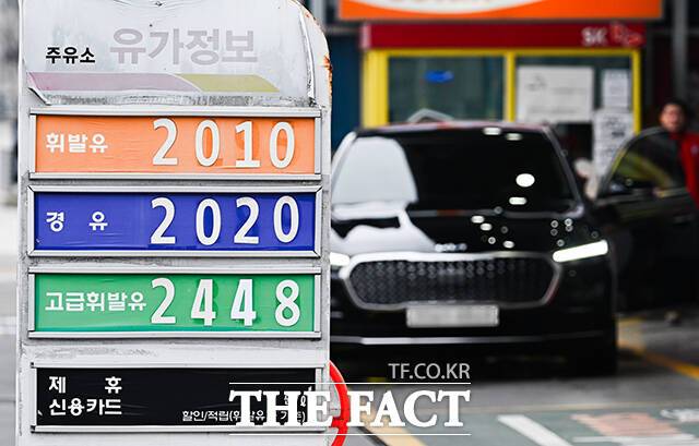 2차 석유 최고가격제가 시행 중인 지난달 30일 오전 서울 시내 한 주유소 안내판에 휘발유·경류 등 석유 가격이 표시돼 있다. /박헌우 기자