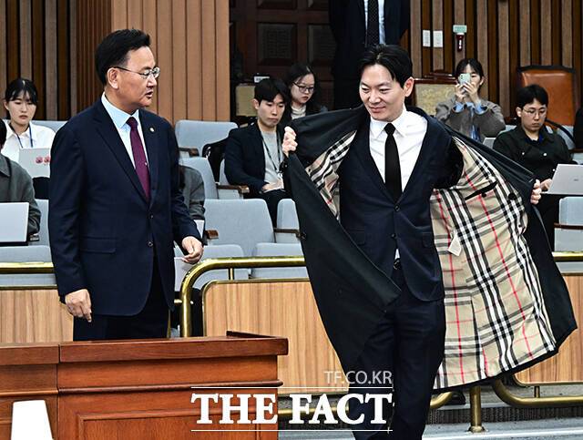 ‘민주당의 공소취소, 재판조작 진상규명 청문회’ 참석하는 박상용 검사.