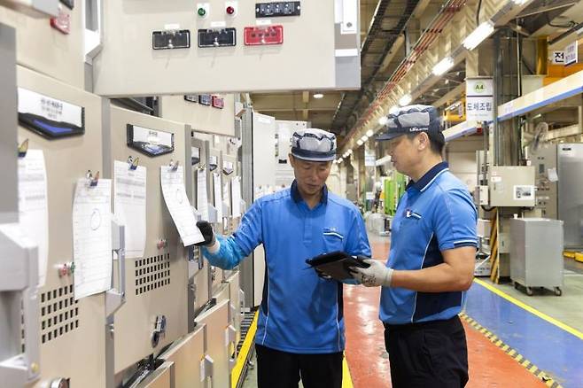 LS일렉트릭은 정년 후 재고용 확대를 본격화한다고 밝혔다. 사진은 LS일렉트릭 청주 공장에서 관계자들이 배전반을 최종 점검하는 모습. LS일렉트릭