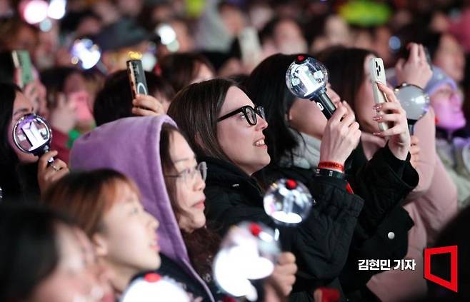 그룹 방탄소년단(BTS)의 팬들이 21일 서울 광화문 일대에서 정규 5집 '아리랑'(ARIRANG) 발매를 기념해 열린 공연 'BTS 컴백 라이브: 아리랑'(BTS THE COMEBACK LIVE|ARIRANG)을 즐기고 있다. 2026.3.21 김현민 기자