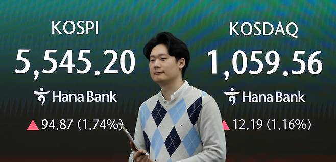 코스피 지수가 휴전 기대감과 삼성전자 어닝 서프라이즈에 힘입어 상승 출발한 7일 서울 중구 하나은행 딜링룸 현황판에 증시 시황이 표시되고 있다. /뉴스1