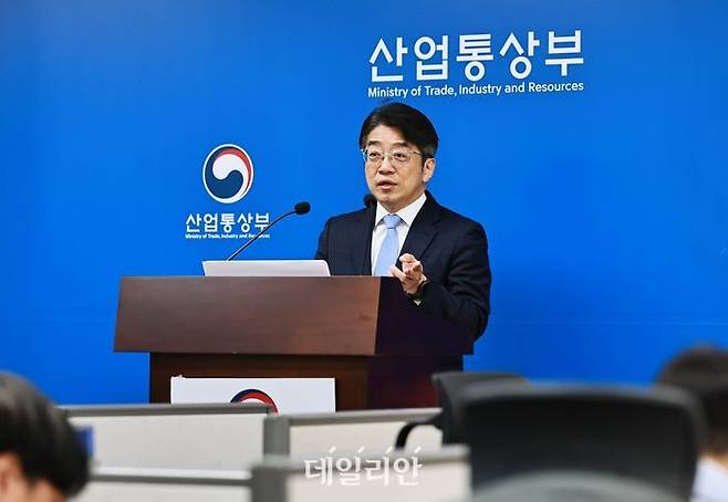 양기욱 산업통상부 산업자원안보실장이 7일 중동상황 일일브리핑을 열고 관련 내용을 설명하고 있다.ⓒ산업부