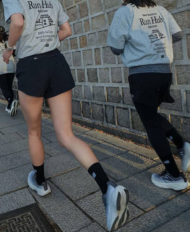 러닝 전문 매장 ‘런 허브’를 운영하는 뉴발란스의 러닝화. 뉴발란스 제공